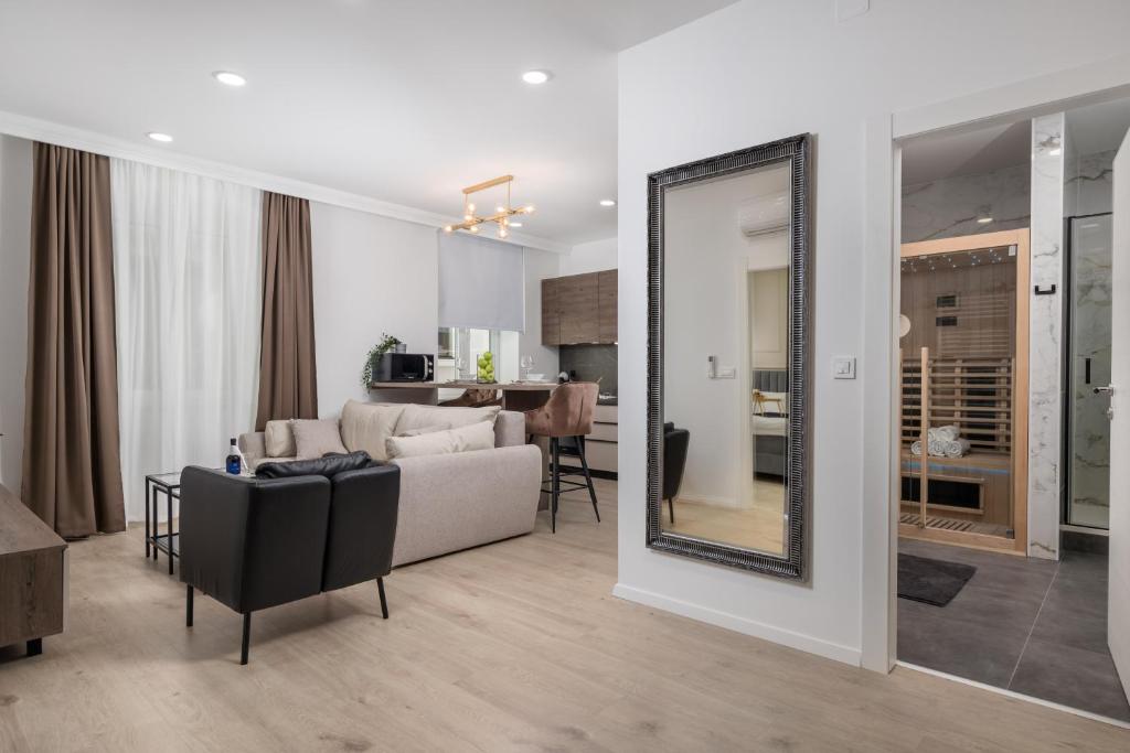 里耶卡Area Luxury Spa Apartment的带沙发和镜子的客厅