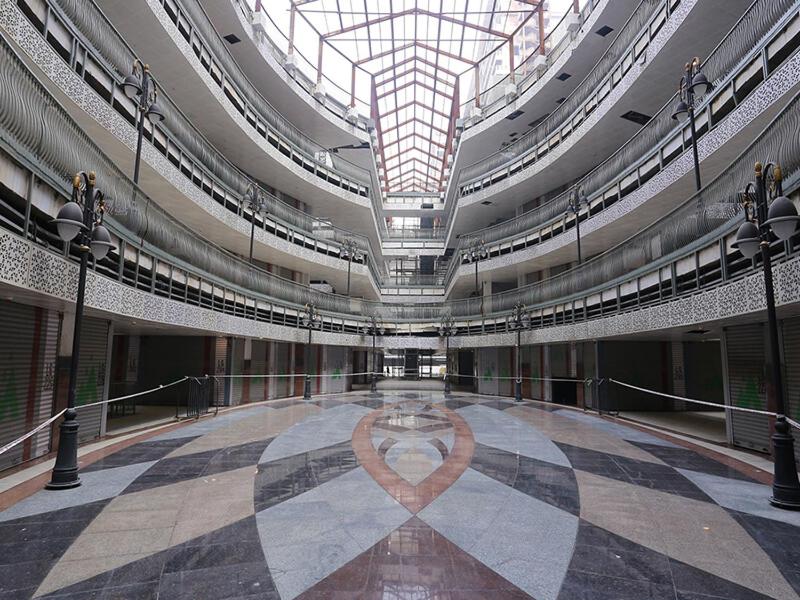 加济阿巴德Exotic studio的一座大建筑,地板上带有心形