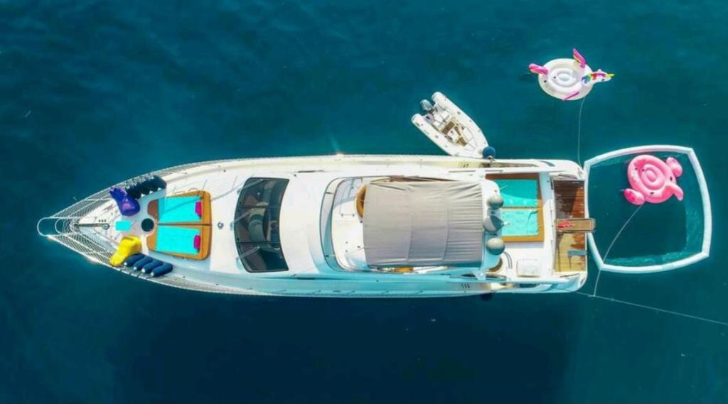 戈西克Vision yatch的风筝漂浮在水中的船