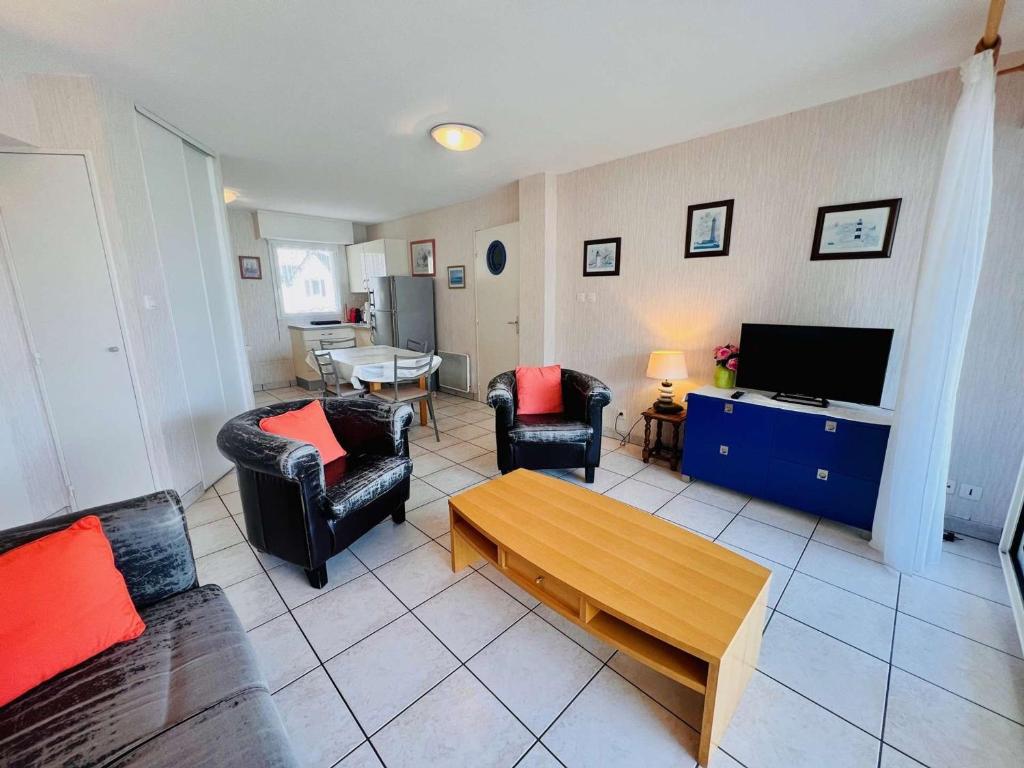 基伯龙Appartement Quiberon, 3 pièces, 4 personnes - FR-1-478-188的客厅配有两把椅子和一张茶几