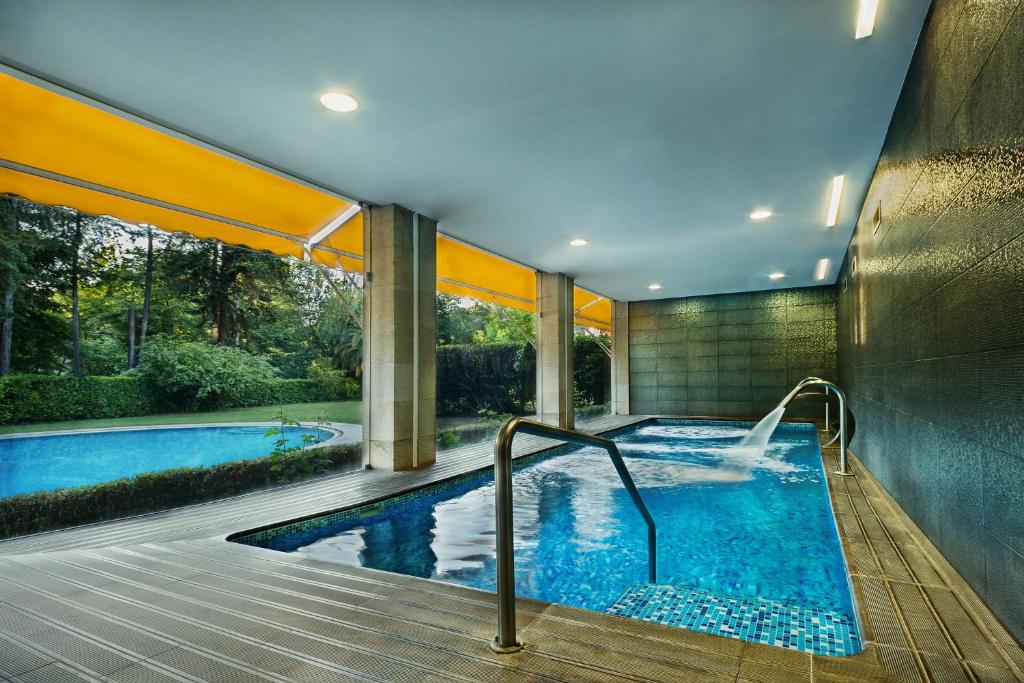 维塞乌格劳瓦斯科酒店的游泳池,带泳池导管的房子