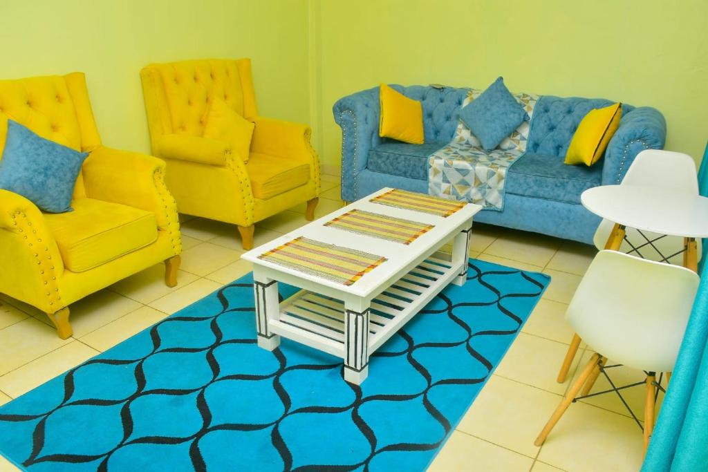 ChukaThe O,S Homestay的客厅配有黄色椅子和蓝色沙发