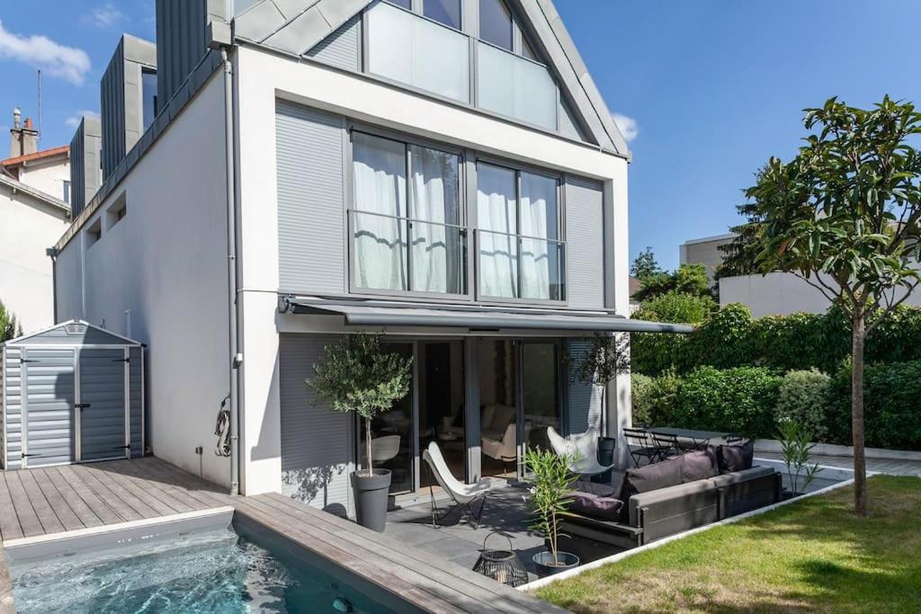 克雷泰伊Maison d'architecte - Piscine的一座房子前面设有游泳池