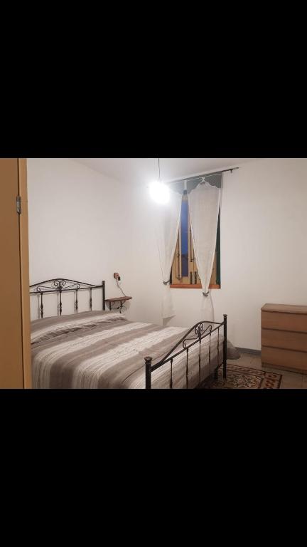 AcateDa zia Franca的一间卧室设有两张床和窗户。