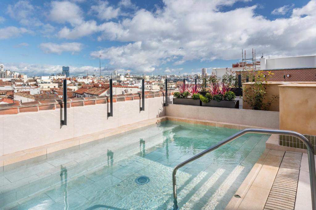 马德里阿托查加泰罗尼亚酒店的建筑物屋顶上的游泳池