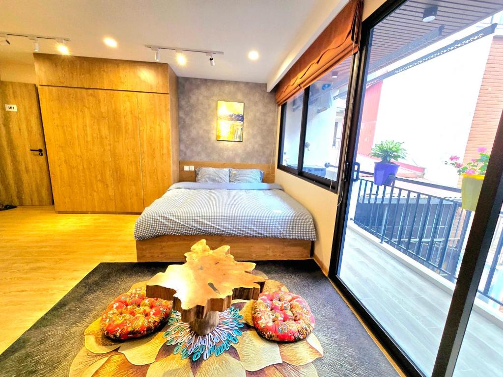 河内The Shilla Apartment的卧室配有一张床,地板上设有2个甜甜圈