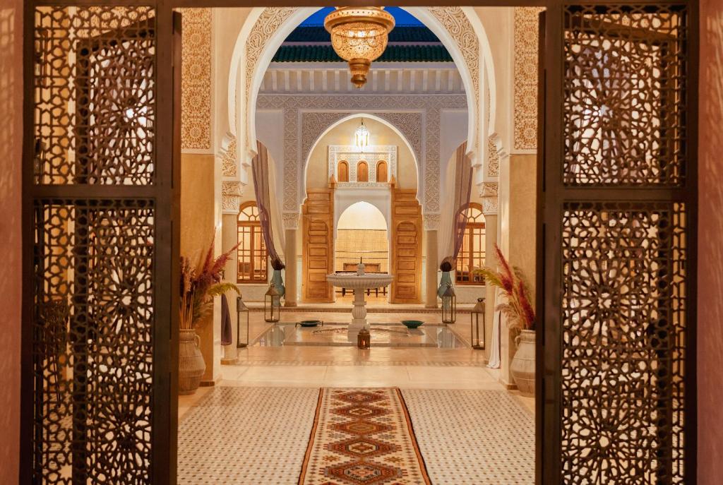 马拉喀什Palais Alcazar的清真寺的入口,有大门