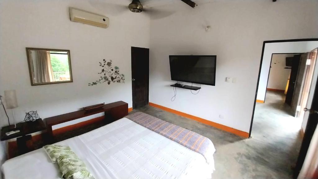 圣玛尔塔Casa San Cayetano的一间卧室配有一张床和一台平面电视