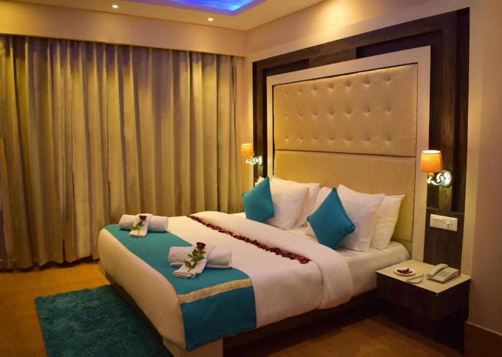 西姆拉Aachman Nature Valley Resort Shimla的酒店客房,配有一张床铺,上面有两个娃娃