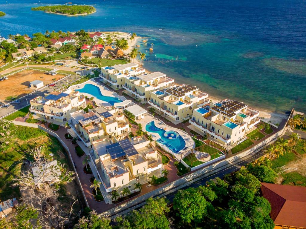 罗阿坦Villa de 3 habitaciones frente al mar Roatán的海洋旁度假胜地的空中景致
