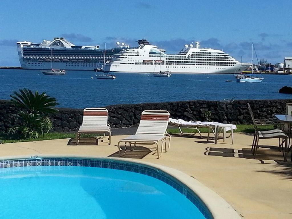 希洛希洛芦苇湾酒店的船上的游轮,带椅子和游泳池