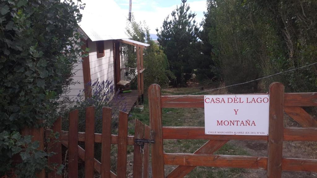 埃尔卡拉法特Casa de Lago y Montaña的房屋前有标志的木门