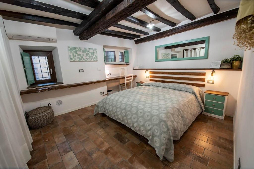 特雷维尼亚诺罗马诺Vicolo39 La casa a due passi dal Lago的一间卧室配有一张床和一张书桌