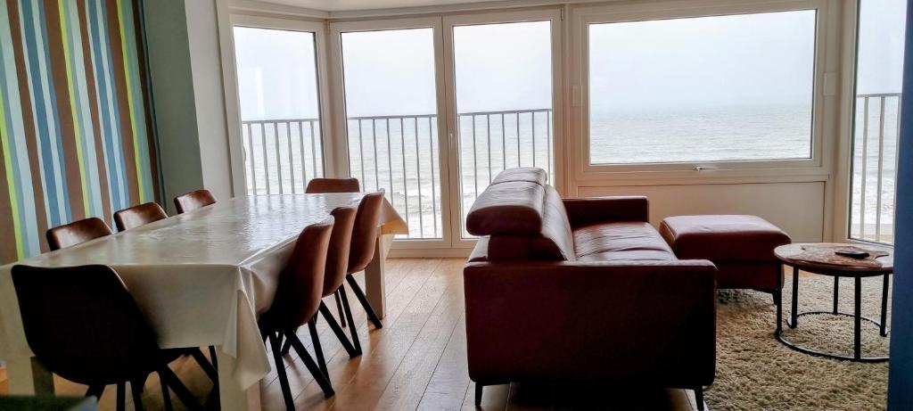 科克赛德Zeedijk 241的一间带桌椅和海洋的客厅