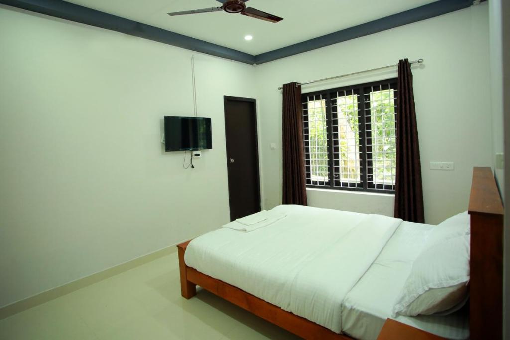 卡尔佩特塔Koshar Live的一间卧室设有一张床和一个窗口