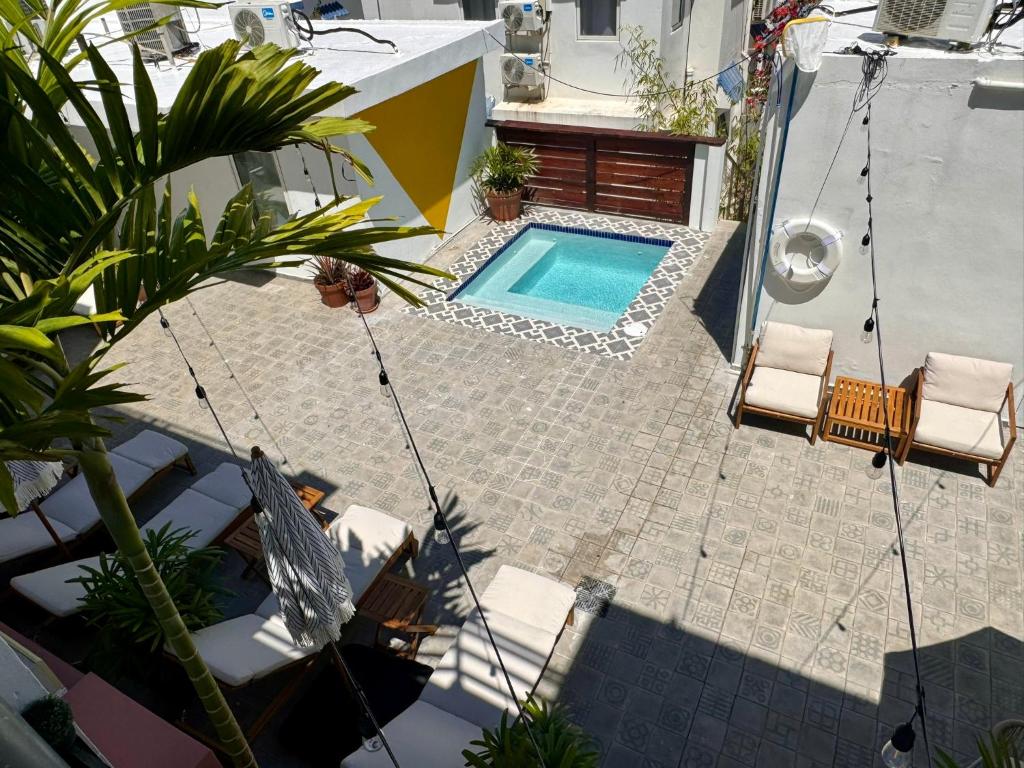 圣胡安La Mona Loiza Apartments Complex的享有别墅内游泳池的顶部景致