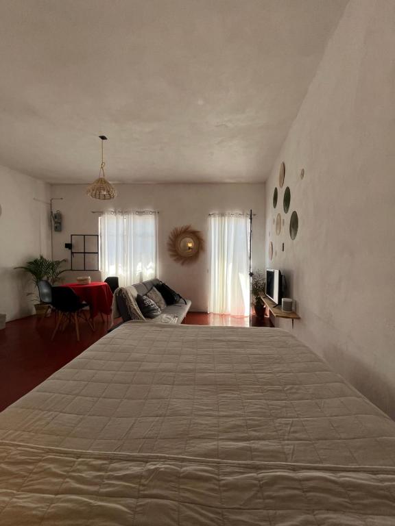 塔斯科·德·阿拉尔孔Casa Roma的一间卧室,卧室内配有一张大床