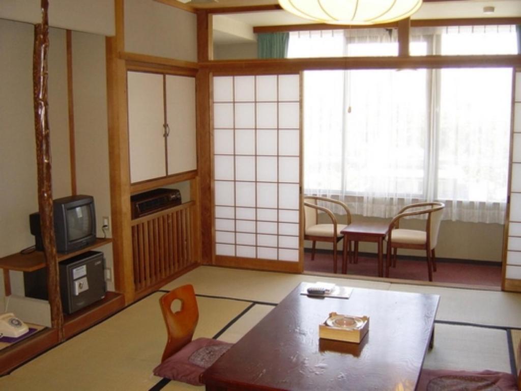 萩市Senshunraku - Vacation STAY 18489v的客厅配有桌椅和窗户。