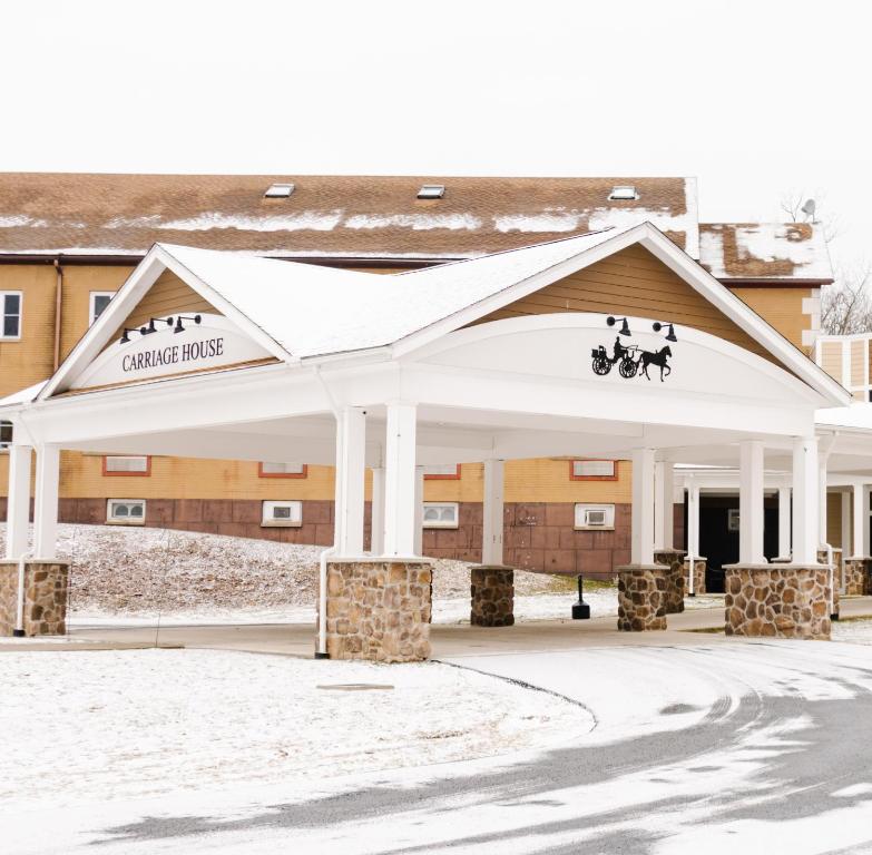 波科诺庄园Carriage House Country Club的雪地中设有凉亭的建筑