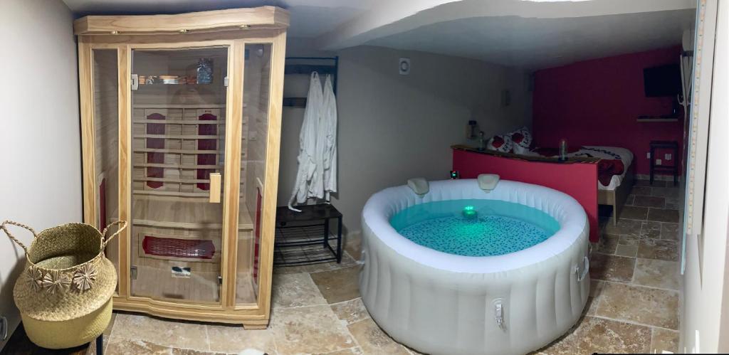 埃尔布莱La nuit glamour的客房内带热水浴缸的浴室