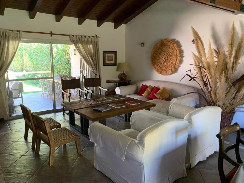 卢汉德库约Chacras de Coria Relax的客厅配有沙发和桌子