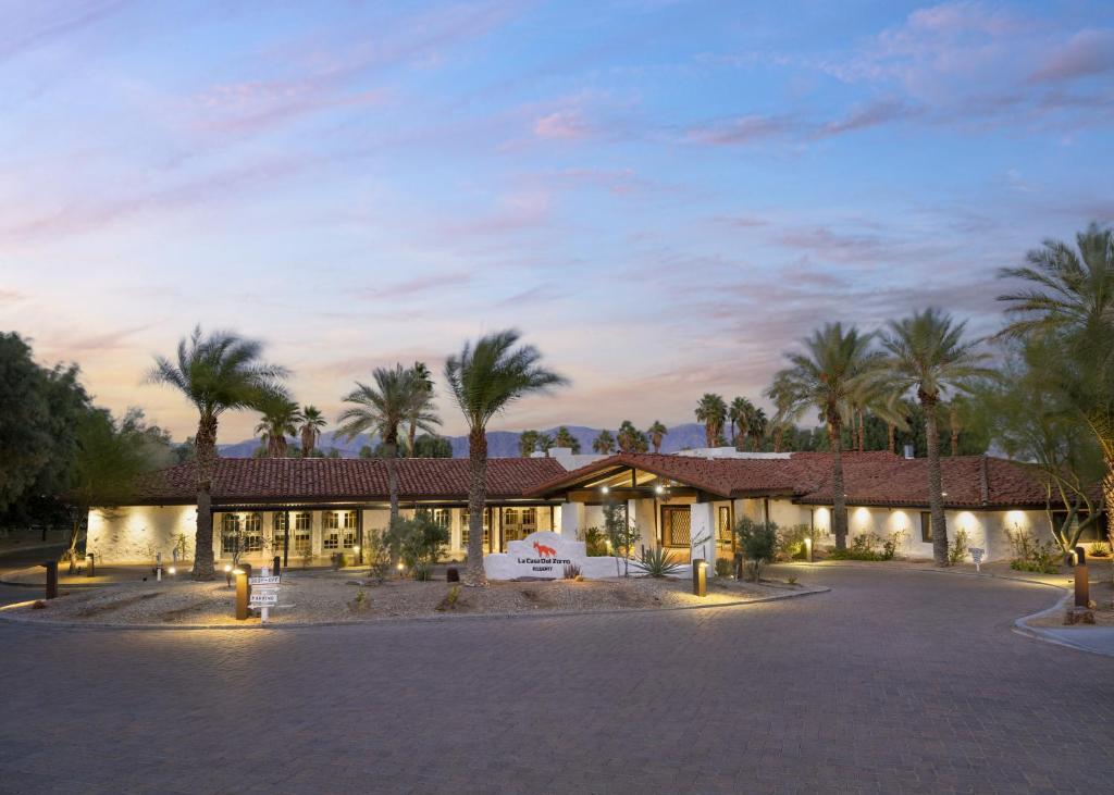 博雷戈斯普林斯La Casa Del Zorro Resort & Spa的一座棕榈树度假村,位于一座建筑前