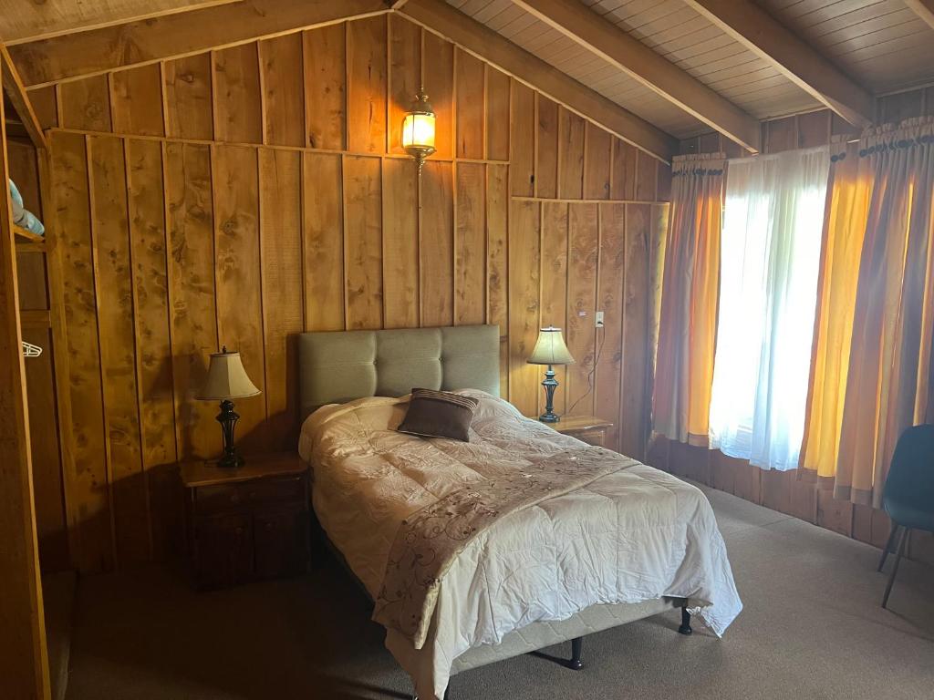 圣赫拉多德多塔Casa D'Pa的卧室配有木墙内的一张床