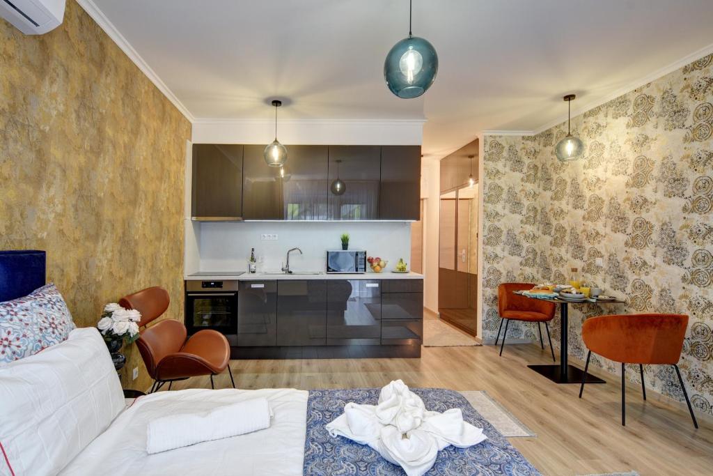 布达佩斯Vision Apartments Budapest的一间带白色沙发的客厅和一间厨房