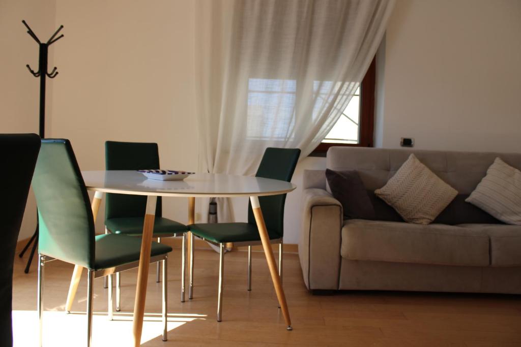 卡斯特拉玛雷帝斯达比亚Atlantide holiday apartments的客厅配有桌椅和沙发