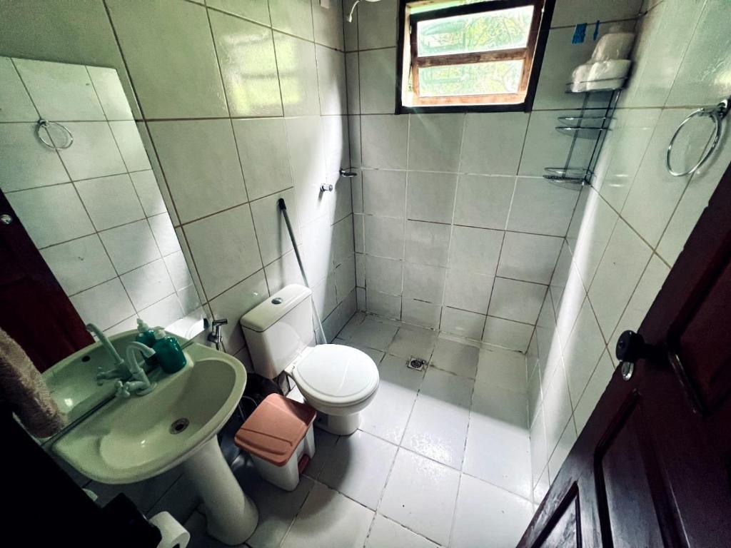 圣若热岛Casa Tamboril的一间带水槽和卫生间的小浴室