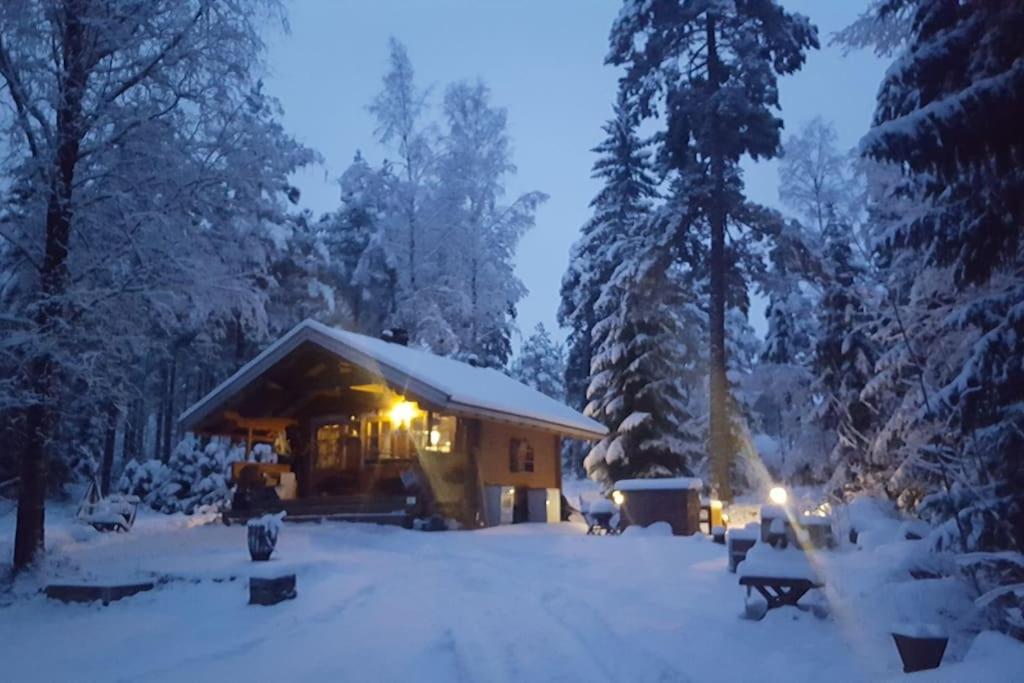 波尔沃Saunamökki Emäsalossa的夜晚雪中的一个小屋