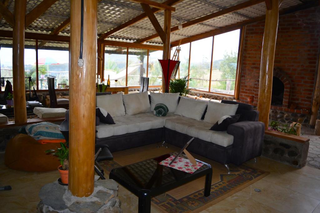 伊瓦拉Casa de campo independiente sector Chachimbiro –Urcuqui的客厅配有沙发和桌子