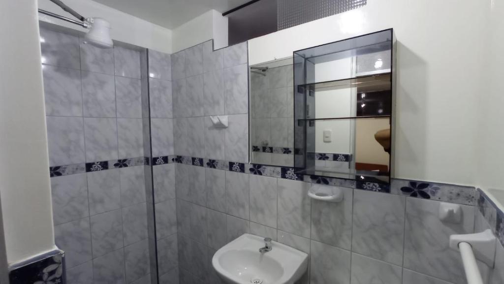 奥克萨潘帕Hospedaje El Manantial的一间带水槽和镜子的浴室