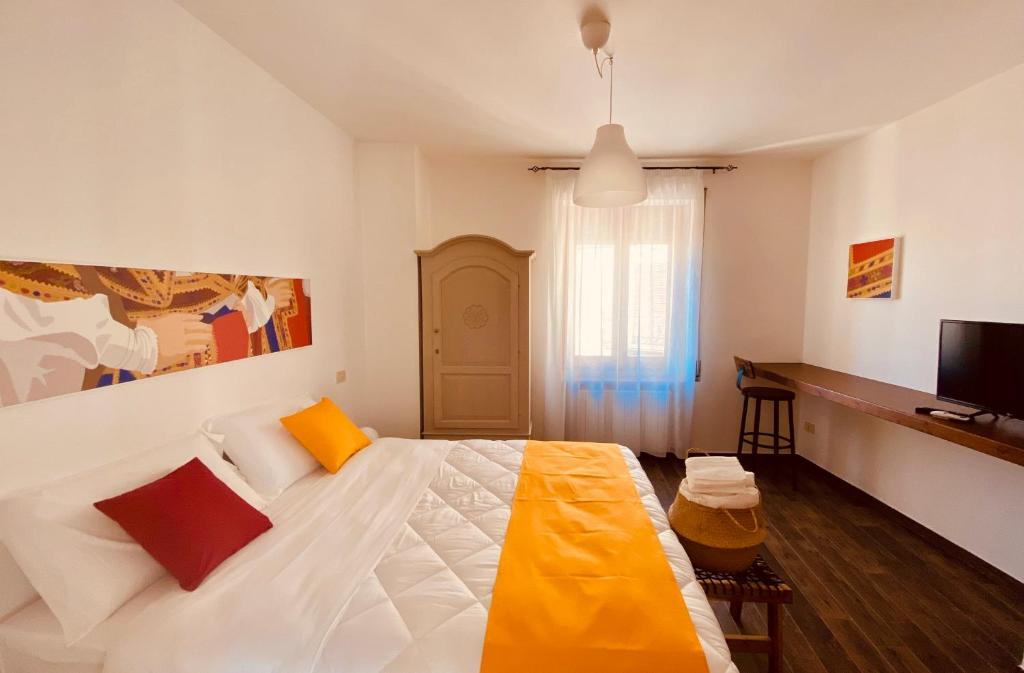 努奥罗Carrales Guest House的卧室配有一张白色大床和电视。