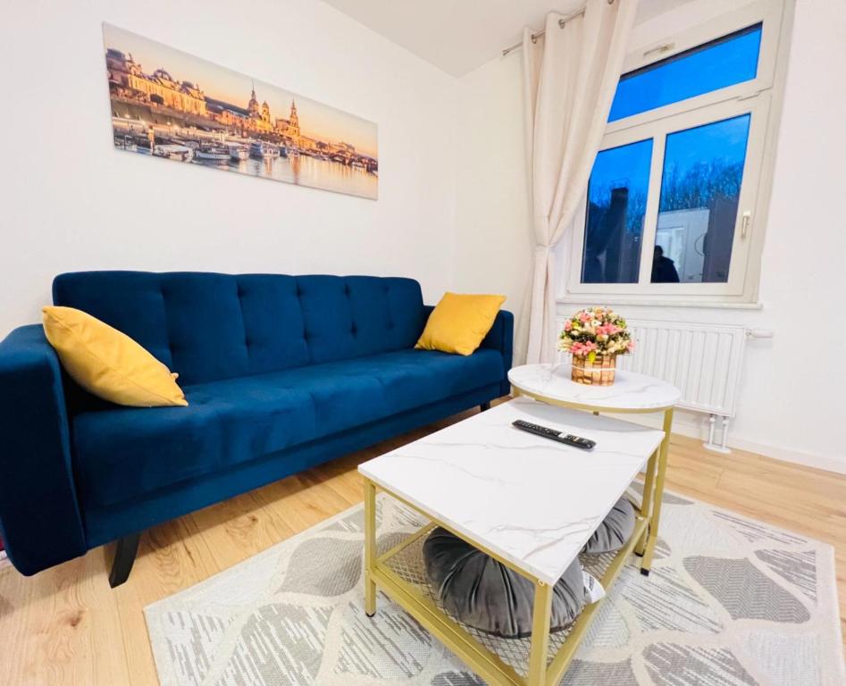 海德瑙Twenty Five Apartment的客厅配有蓝色的沙发和桌子