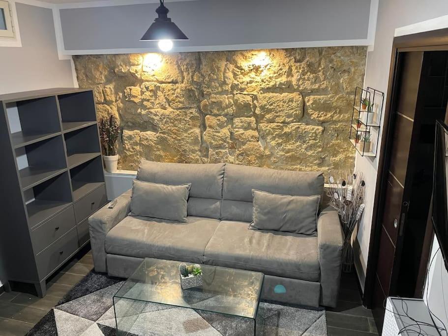 巴勒莫Mrassi的带沙发和石墙的客厅