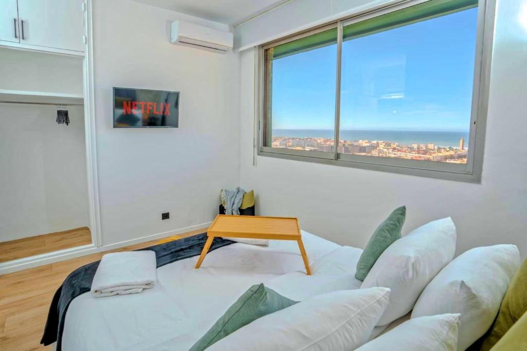 拉巴特Rabat vue du ciel, majestueux et panoramique centre ville的客厅配有白色沙发和窗户