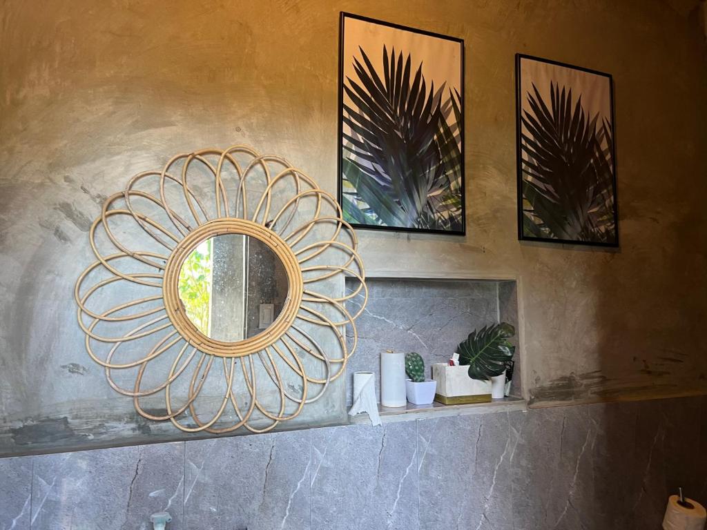 曼巴豪Bintana sa Paraiso Binunsaran的浴室墙上的镜子