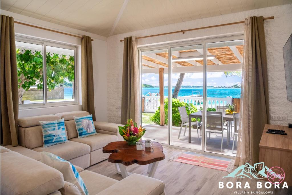 波拉波拉Matira Beach House的客厅配有沙发和桌子