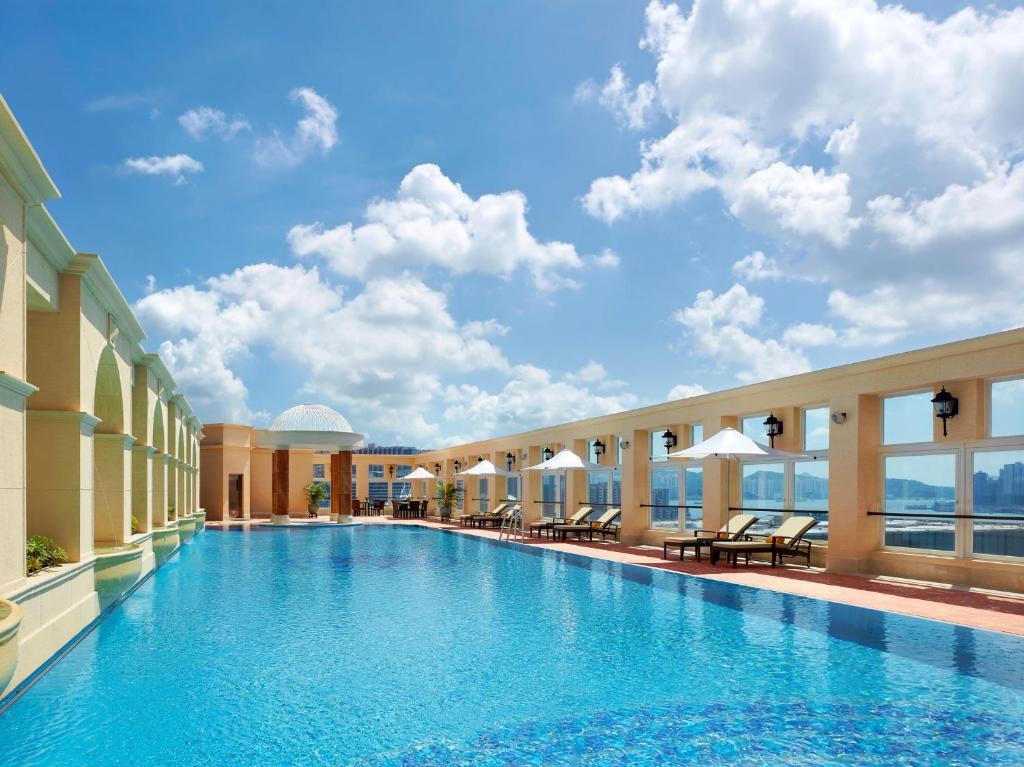 香港香港帝苑酒店的蓝色天空酒店的游泳池