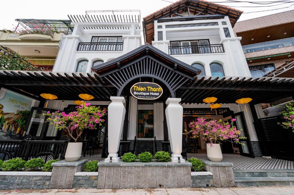 会安Thien Thanh Central Boutique Hotel by Minova的前面有标志的建筑