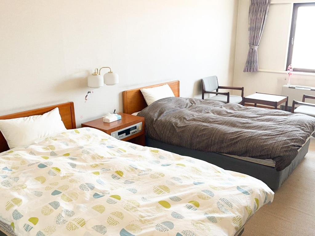 北见Hotel Royal Kitami - Vacation STAY 04905v的一间卧室,配有两张床