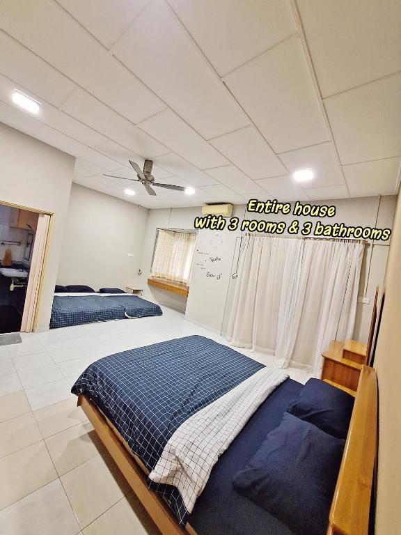 居銮23 Sri Kluang HomeStay - Up to 15pax的卧室配有两张床,墙上有标志