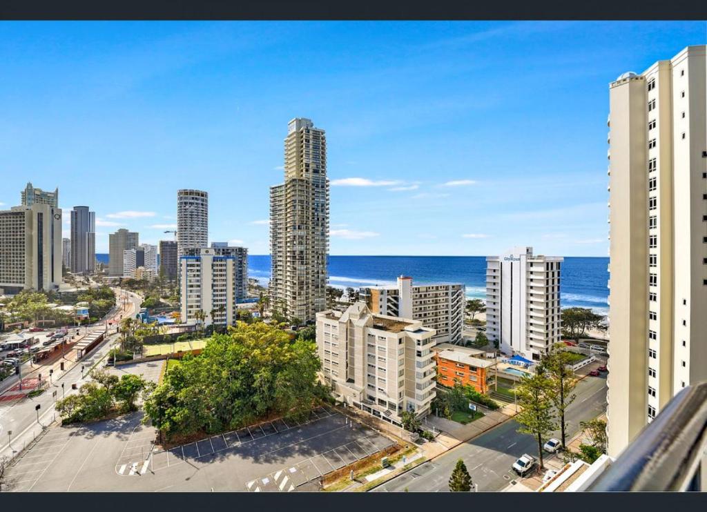 黄金海岸Comfy Surfers Paradise Studio with Ocean View的城市的空中景观,建筑和海洋