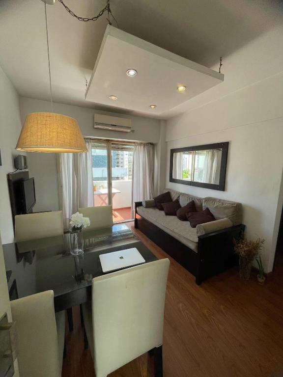 拉普拉塔La Plata Housing I的客厅配有沙发和桌子