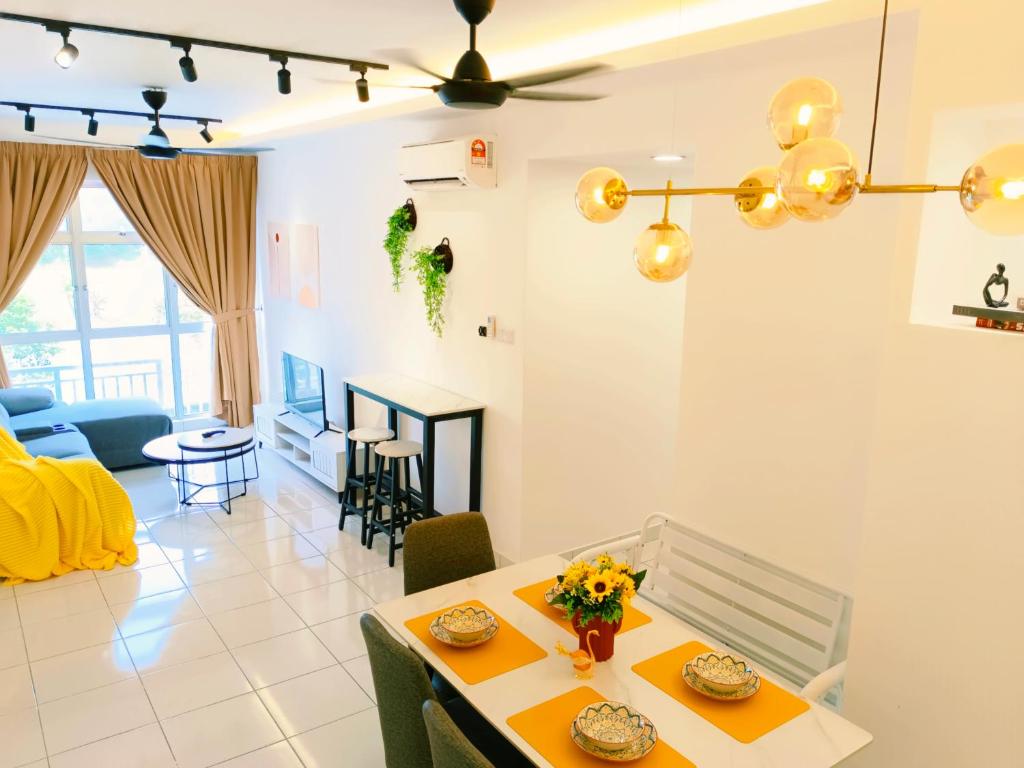 古来Kulai Apartment 5BR11Pax near IOI, Aeon and Senai Airport的客厅配有鲜花桌