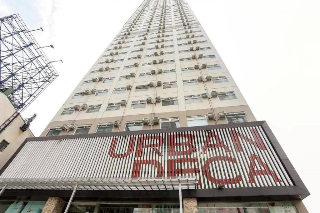 马尼拉Urban Deca Tower EDSA的前面有标志的高楼