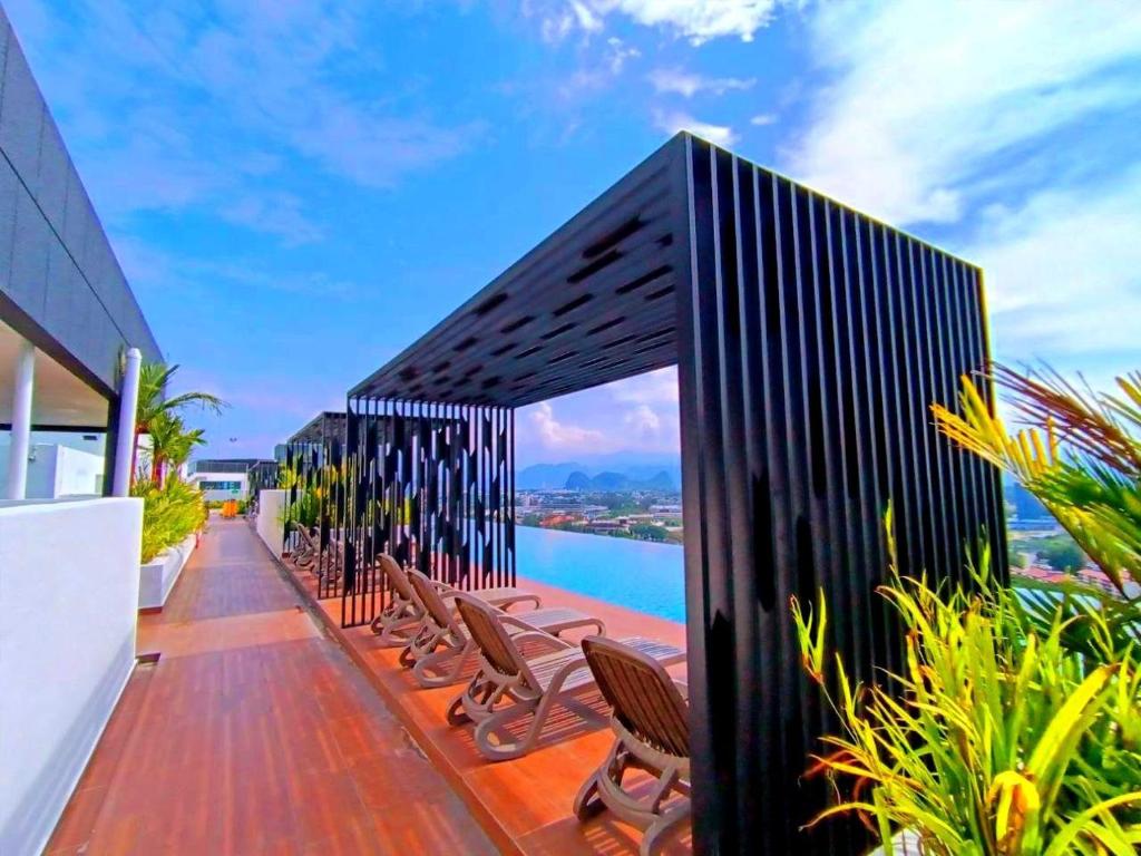 怡保The Horizon Ipoh 3BR L16 by Grab A Stay的一个带椅子的甲板,享有水景
