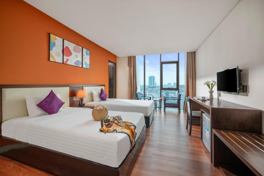 岘港班蒂克酒店的酒店客房设有两张床和电视。