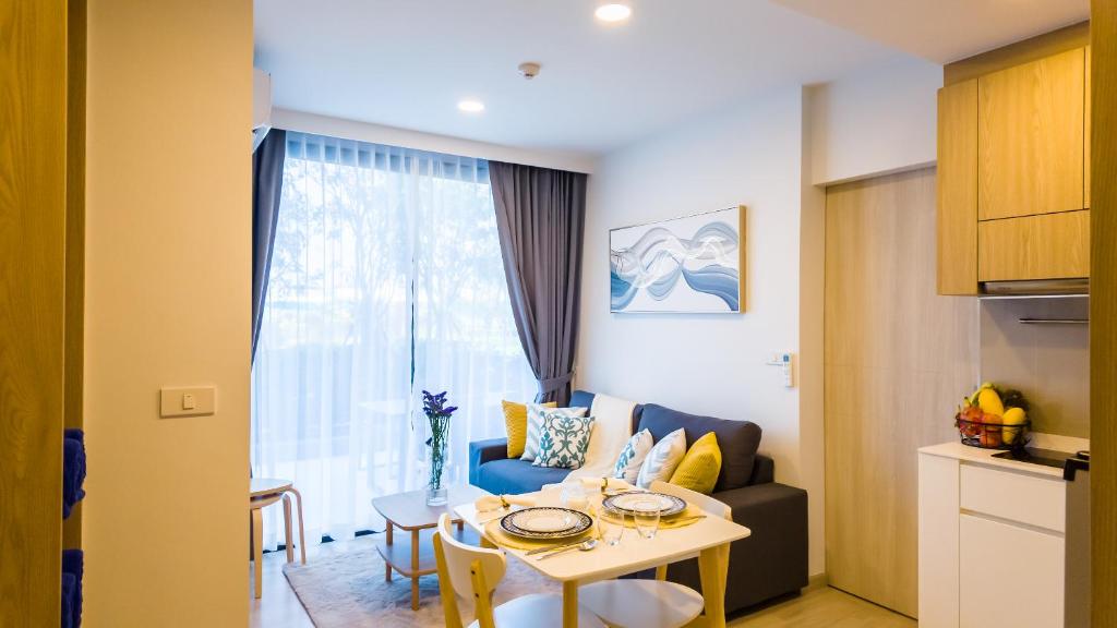 邦涛海滩Апартаменты в Laguna Skypark с террасой的客厅配有桌子和沙发